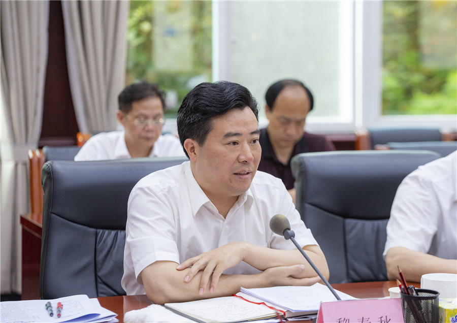 市委副书记、市长黎春秋讲话。（以上照片均由本报记者 潘雨 摄）