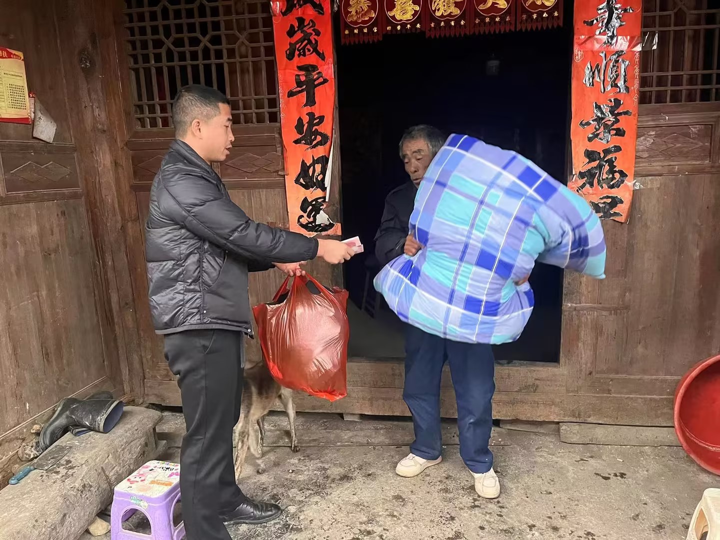 工作人员为群众发放物资.jpg 工作人员为群众发放物资.jpg